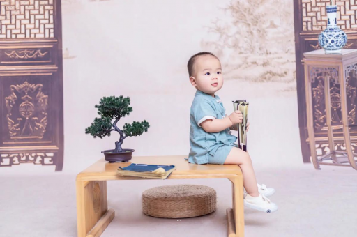 福安宝宝边吃奶边挣扎烦躁